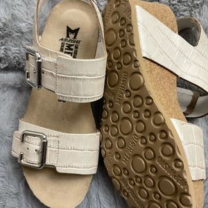 Mephisito Lissandra sandal.  Size 5. Wedge. Off white leather.